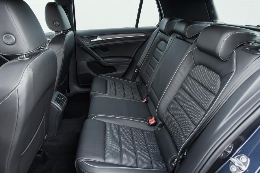 Интерьер Volkswagen Golf GTD 5-Door 2017 года  (UK) (фото 11 из 30)